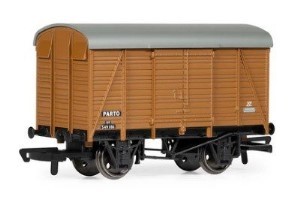 HORNBY R60102 BR TWIN VENT VAN S49186