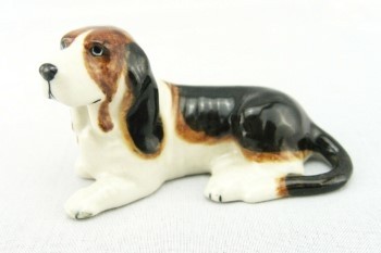 DOG-BASSET HOUND SITTING